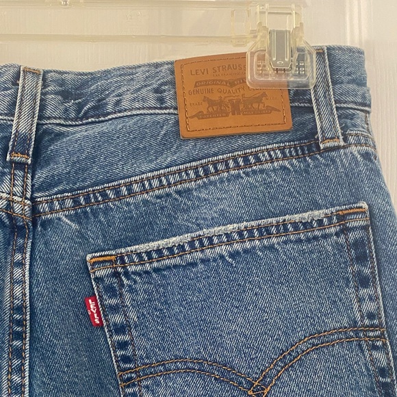 Levi's Baggy Dad Jeans in Medium Blue Wash - Picture 3 of 9